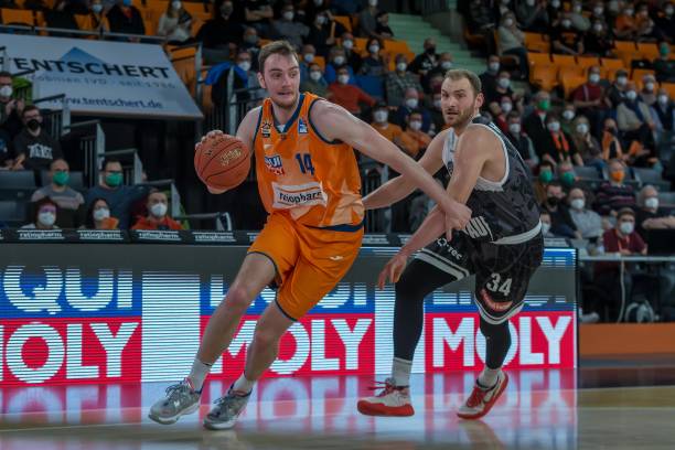 篮球圈沸腾！韦德力证2006封神，痛斥2011黑哨毁FMVP