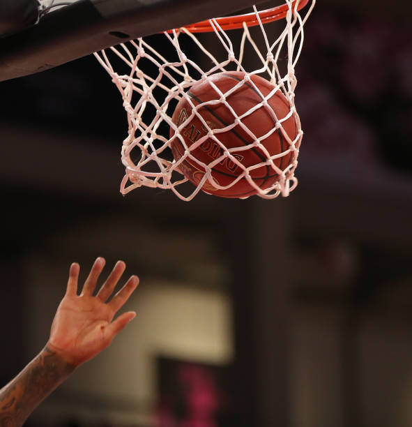 记者：维拉中场阿马杜-奥纳纳腿筋受伤，缺席与水晶宫的比赛